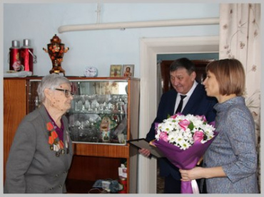 Председатель и депутат городского Совета поздравили юбиляров