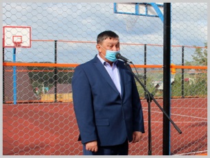 Мэр города принял участие в открытии детской площадки на улице Радлова