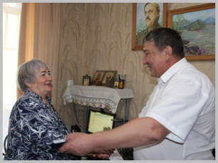 Мэр города вручил памятную медаль ветерану педагогического труда