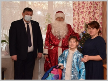 Мэр и Дед Мороз поздравили с наступающим Новым годом  девочку Алёну