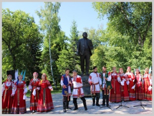 Мэр города принял участие в митинге и в возложении цветов к памятнику В.И.Чаптынову